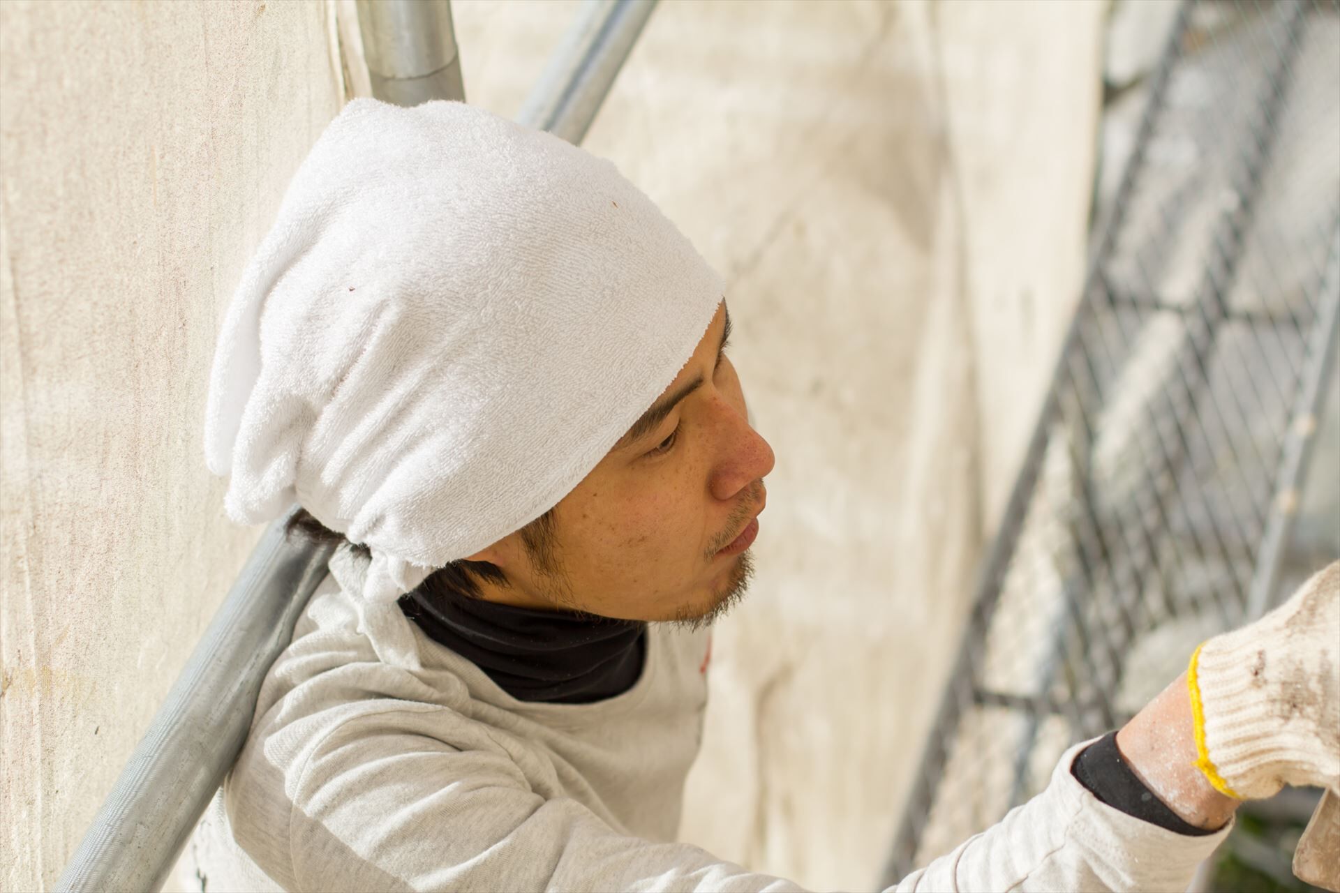 外壁塗装する職人